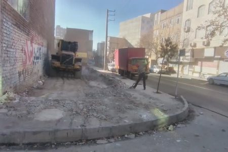 جمع آوری نخاله های ساختمانی از محیط اطراف خیابان شهید زواره توسط شهرداری ورامین