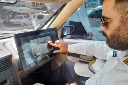 عملیات کنترل وثبت تخلفات ساکن خودرو ها در معابر شهر ورامین آغاز شد