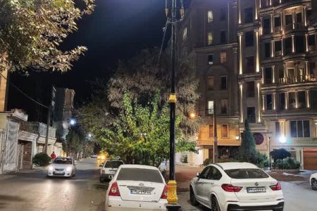 عملیات نصب پایه های روشنایی  و تامین روشنایی در محله تختی انتهای خیابان سپاه منتهی به بلوار  دانشسرا به همت شهرداری ورامین