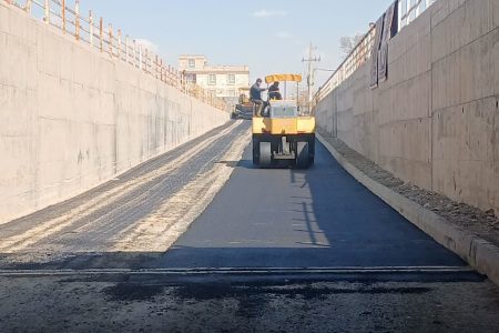 عملیات آسفالت ریزی مکانیزه زیرگذر باهنر  در بلوارکمربندی جنوبی شهر ورامین  آغاز شد