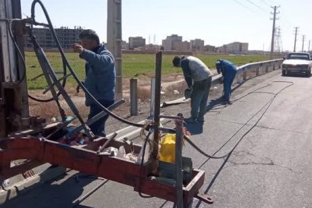 در راستای طرح استقبال از بهار/ عملیات نوسازی و نصب گاردریل کمربندی جنوبی شهر ورامین آغاز شد